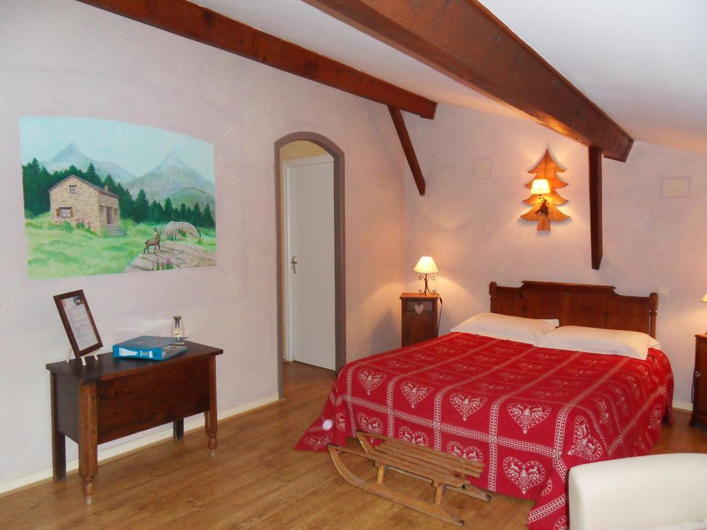 L'Estapade Des Tourelons Bed & Breakfast Saint-Jean-en-Royans Room photo
